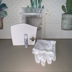 Wellness kit: mask, gloves, chapstick